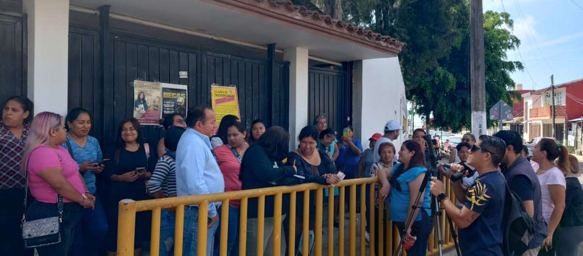 Se manifiestan padres de familia de la Técnica 122 de Xalapa